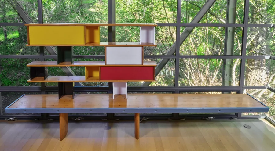 Christie's, Anthology of Design: estantería con compartimentos amarillos, rojos y blancos sobre una larga base de madera